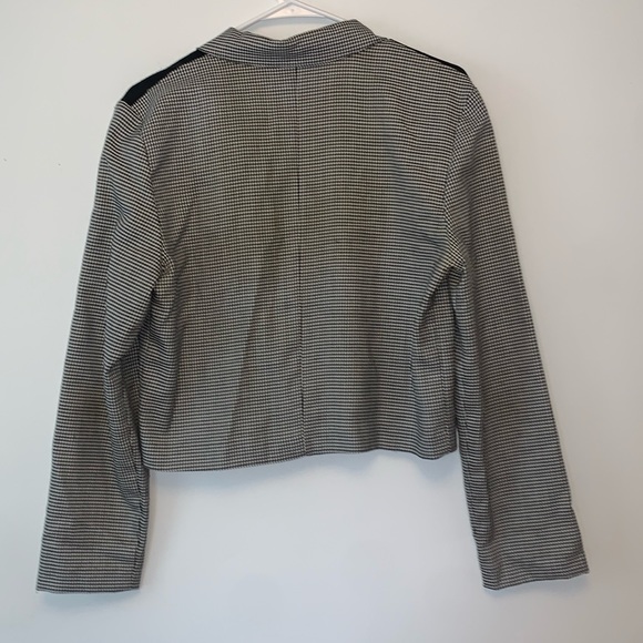 Smart Parts pleaded crop button down blazer with sequenced under collar - Picture 2 of 3